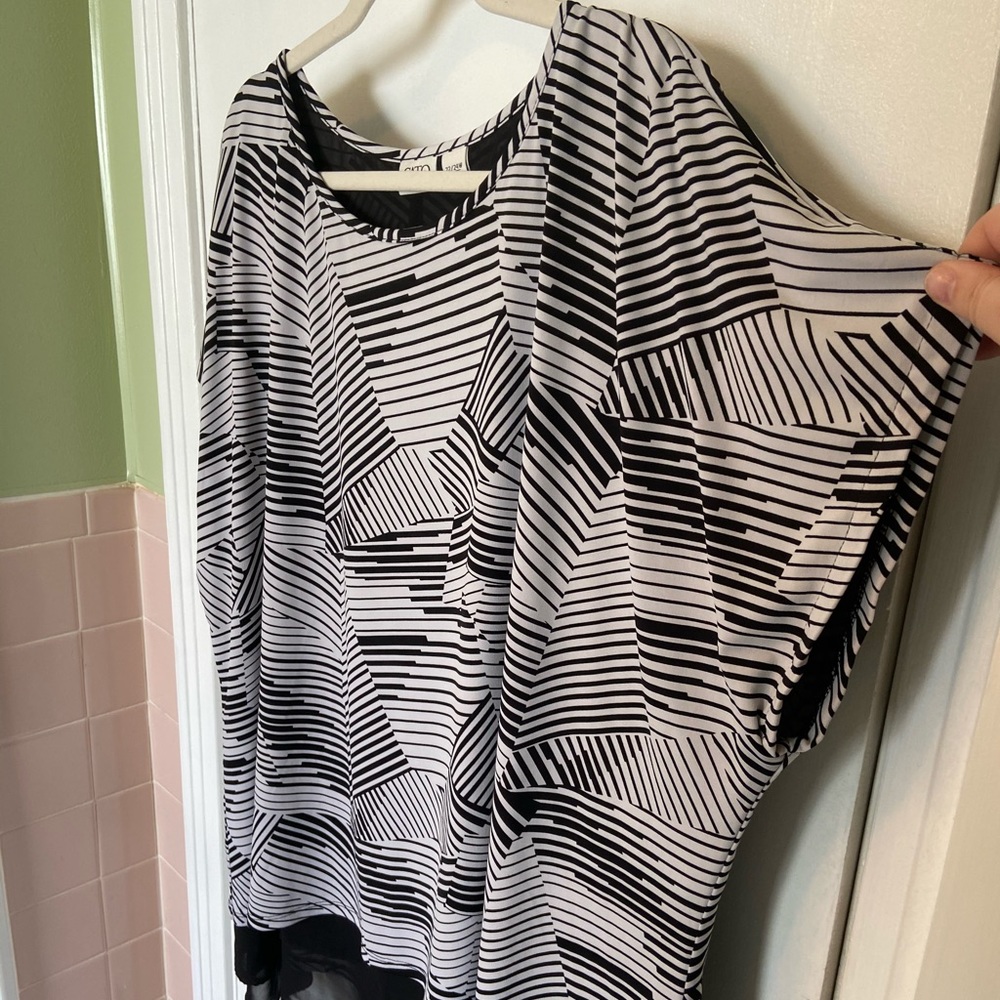 Geometric Black & White Split Back Top, 22/24W